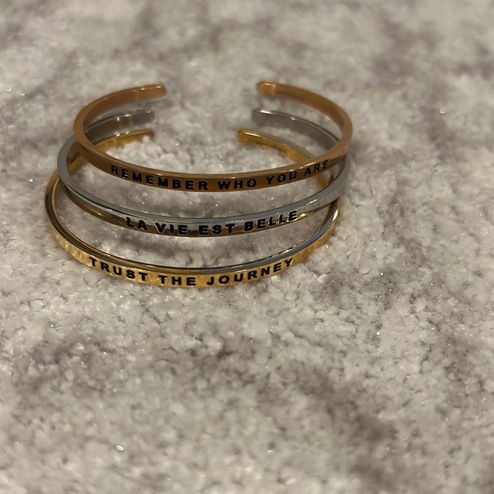 Set of 3 bracelets “la vid est belle” “trust the journey” “remember who you are”